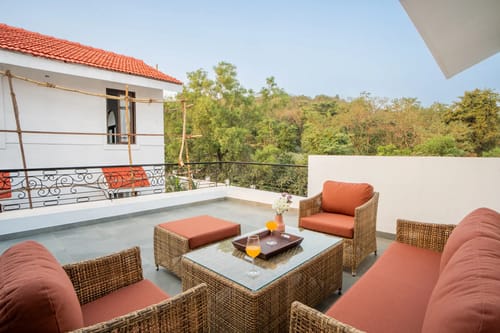Villa Casa Del Mundo | Luxe Pet-friendly 4-BHK Villa With Pvt Pool, Bar, Lift & Scenic Hill Vistas  – 4 bedroom villa in North Goa, Goa