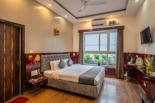 Impreza Luxury Stays Deluxe Room | Pet-friendly 1-Room Retreat With Common Lounge Area, Garden, Verandah & Restro – 1 bedroom villa in Dehradun, Uttarakhand