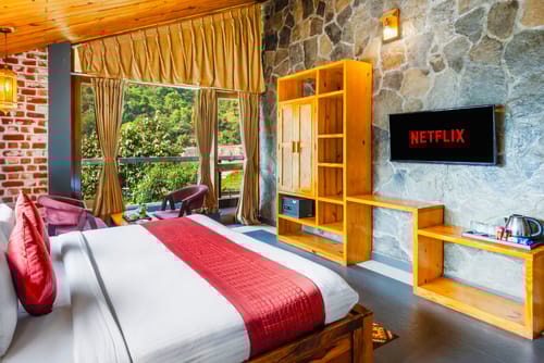 Granny’s Den | 2-Room Senior-Citizen Friendly & Pet- Welcoming Suite With Shared Pool, Restaurant & Gazebo by the River