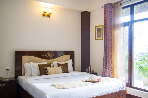 Kasauli Woods Cottage | Hillside 3-BHK Retreat With Outdoor Lounge, Balcony & Scenic Views