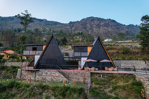 Echo By The Lakes | Lake-View Pet-friendly 2-Bedroom Retreat With Common Garden & Game Zone – 2 bedroom villa in Nainital, Uttarakhand