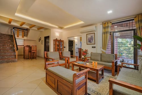 Golden Meadow Villa | Pet-friendly Hillside 3-BHK Retreat With Outdoor Lounge, Balcony & Scenic Views – 3 bedroom villa in Kasauli, Himachal Pradesh