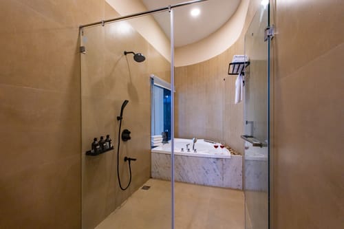 Vaikunth Villa | 3 BHK Getaway with Rooftop Pool, Sit-out Area, Jacuzzi, Scenic Lake & Hill Views – 3 bedroom villa in Udaipur, Rajasthan