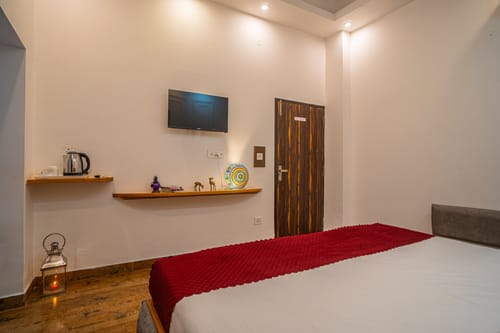 Impreza Luxury Stays Classic Room | Pet-friendly 1-Room Retreat With Common Lounge Area, Garden, Verandah & Restro – 1 bedroom villa in Dehradun, Uttarakhand