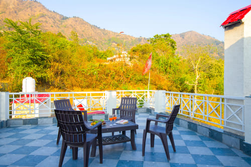 Clouds Nest | 4-BHK Pet-friendly Retreat With Terrace & Hill Views by Naukuchiatal – 4 bedroom villa in Nainital, Uttarakhand