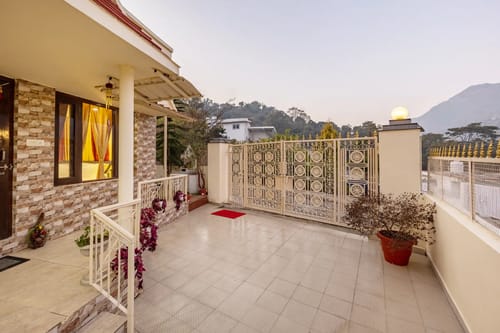 Cozy Nest | 2-BHK | Garden | Balcony | Swing | Bathtub | Bonfire Area  – 2 bedroom villa in Nainital, Uttarakhand