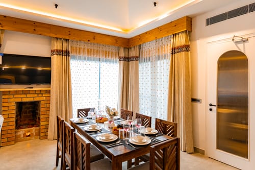 The Retreat Villa | 4-BHK Hillside Retreat with Indoor Pool, Jacuzzis | Near Kasauli Hill Station – 4 bedroom villa in Kasauli, Himachal Pradesh