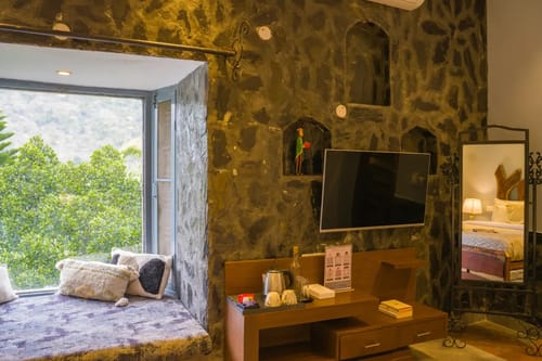 Zephyr Stoneva | Peaceful Mountain Retreat With Pool, Gym & Dining – 1 bedroom villa in Mussoorie, Uttarakhand