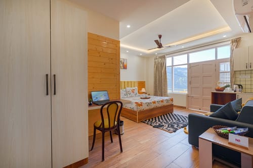 Hillshades Retreat | 6-BHK Villa With Sit-out Area, Private Pool, Restro, Game Zone, Panoramic Hill Views & a Lift – 6 bedroom villa in Kasauli, Himachal Pradesh