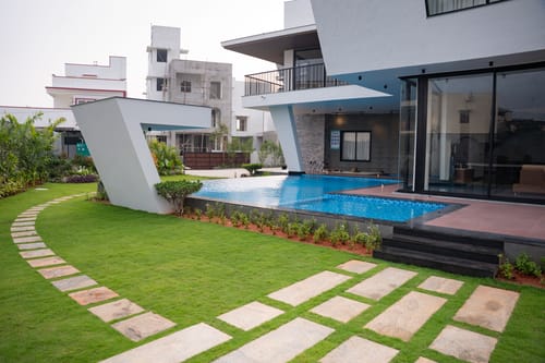 JD Beach Vacay | 4-BHK Oceanfront Beach Villa with Spacious Lawn, Ambient-Lit Bar & Private Beach Access – 4 bedroom villa in Chennai, Tamil Nadu