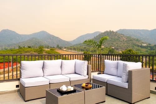 Vaikunth Villa | 3 BHK Getaway with Rooftop Pool, Sit-out Area, Jacuzzi, Scenic Lake & Hill Views – 3 bedroom villa in Udaipur, Rajasthan