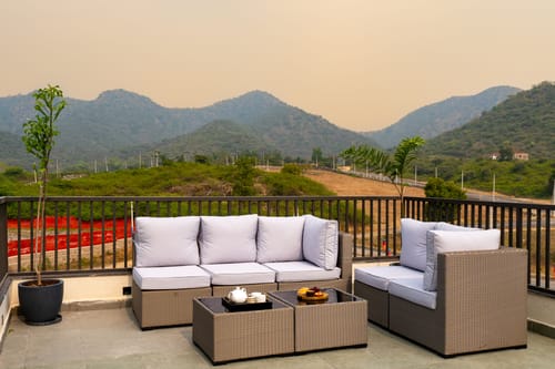 Vaikunth Villa | 3 BHK Getaway with Rooftop Pool, Sit-out Area, Jacuzzi, Scenic Lake & Hill Views – 3 bedroom villa in Udaipur, Rajasthan