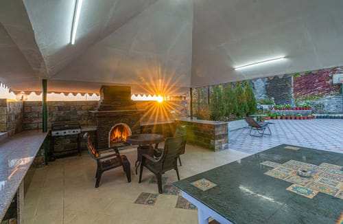 Villa Mountain Crest w/ Outdoor Pool – 6 bedroom villa in Kasauli, Himachal Pradesh
