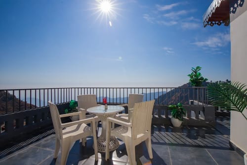 Evara | Serene Pet-friendly 4-BHK Hill Retreat With Balcony, Fireplace & Scenic Views – 4 bedroom villa in Mussoorie, Uttarakhand