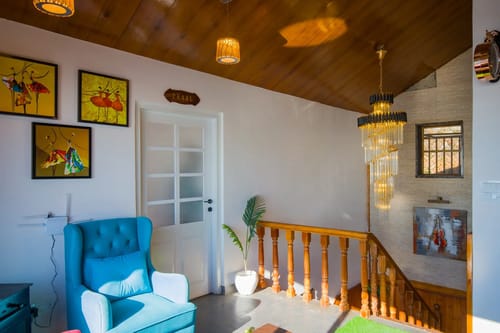 Evara | Serene Pet-friendly 4-BHK Hill Retreat With Balcony, Fireplace & Scenic Views – 4 bedroom villa in Mussoorie, Uttarakhand