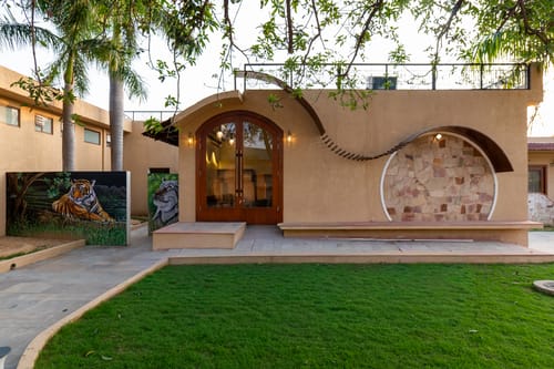 Tiger Cave Suite | Pet-friendly Room with Shared Pool & Garden on Main Ranthambore Road – 1 bedroom villa in Ranthambore, Rajasthan