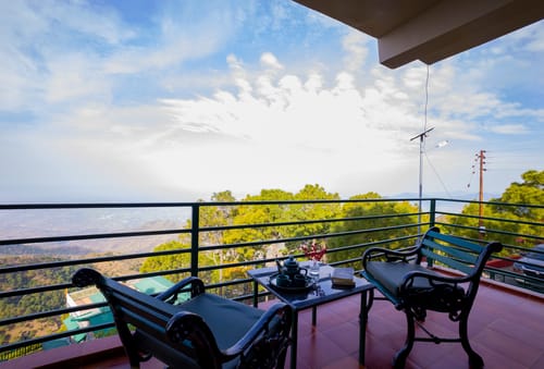 Pine View Cottage | Pet-friendly 3-BHK Himalayan Retreat with Scenic Sit-Out Areas