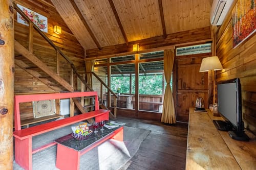 Suro Woodcrest Chalet | Pet-friendly Stay With Loft, Restaurant & Outdoor Seating – 1 bedroom villa in Shimla, Himachal Pradesh