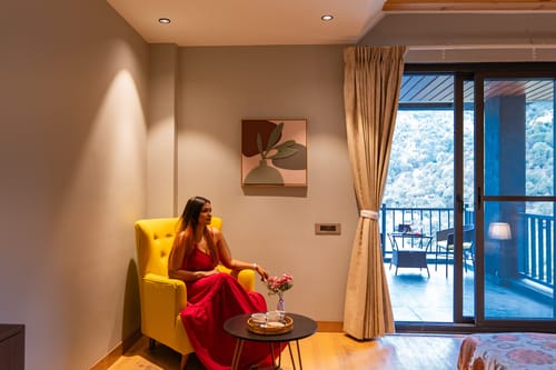 The Retreat Villa | 4-BHK Hillside Retreat with Indoor Pool, Jacuzzis | Near Kasauli Hill Station – 4 bedroom villa in Kasauli, Himachal Pradesh