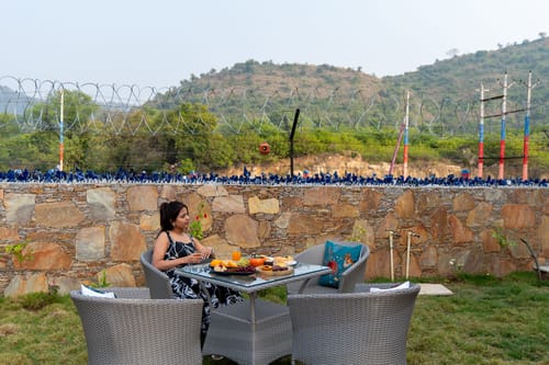 Vaikunth Villa | 3 BHK Getaway with Rooftop Pool, Sit-out Area, Jacuzzi, Scenic Lake & Hill Views – 3 bedroom villa in Udaipur, Rajasthan