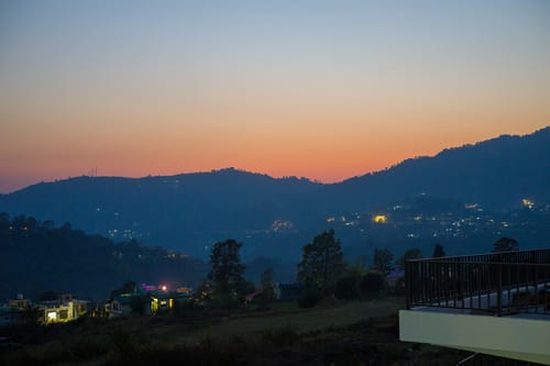 Clouds Nest | 4-BHK Pet-friendly Retreat With Terrace & Hill Views by Naukuchiatal – 4 bedroom villa in Nainital, Uttarakhand