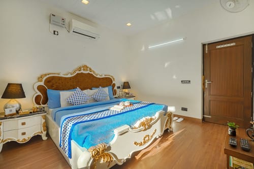 Golden Meadow Villa | Pet-friendly Hillside 3-BHK Retreat With Outdoor Lounge, Balcony & Scenic Views – 3 bedroom villa in Kasauli, Himachal Pradesh