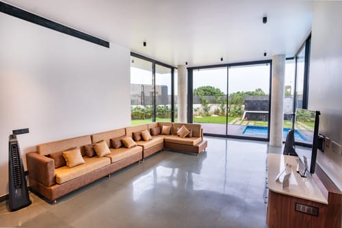 JD Beach Vacay | 4-BHK Oceanfront Beach Villa with Spacious Lawn, Ambient-Lit Bar & Private Beach Access – 4 bedroom villa in Chennai, Tamil Nadu