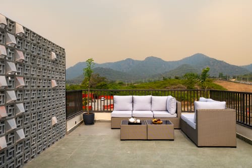 Vaikunth Villa | 3 BHK Getaway with Rooftop Pool, Sit-out Area, Jacuzzi, Scenic Lake & Hill Views – 3 bedroom villa in Udaipur, Rajasthan