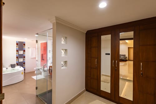 Valiyaveetil Mansion | 5-BHK Mansion With Private Pool, Home Theatre, Garden & Lift | Near New Marine Drive – 5 bedroom villa in Kochi, Kerala