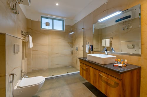 Utopia @ Aykon Estate w/ Outdoor Pool – 8 bedroom villa in Kasauli, Himachal Pradesh