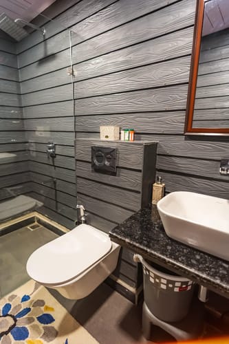 The Kingfisher Treehouse With Jacuzzi – 1 bedroom villa in Mussoorie, Uttarakhand