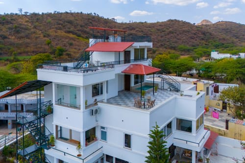 Kasturi | Pet-Friendly Rooms With Views of Sajjangarh Palace & Plunge Pool – 2 bedroom villa in Udaipur, Rajasthan