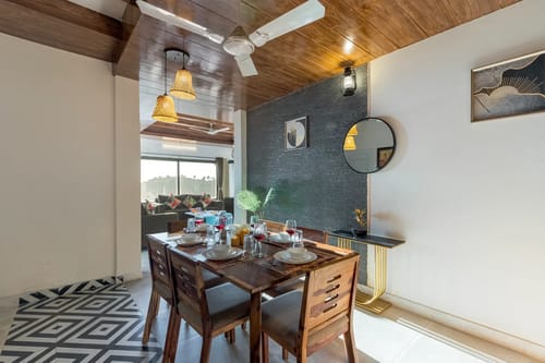 Evara | Serene Pet-friendly 4-BHK Hill Retreat With Balcony, Fireplace & Scenic Views – 4 bedroom villa in Mussoorie, Uttarakhand