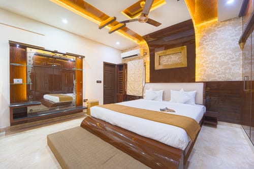 Royal Valora | Charming 5-BHK Villa With Garden, Lounge Area & Modern Comforts | near Gundamagere Lake