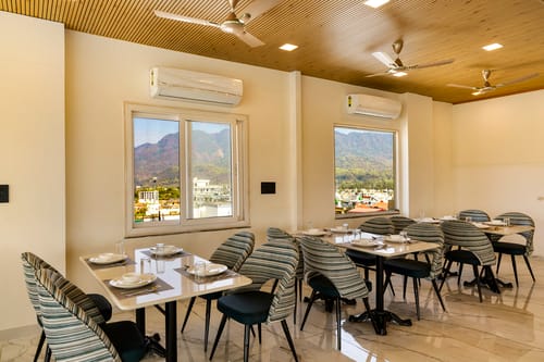 Anandam In The Himalayas Violet | Triple Sharing Suite With Restaurant, Lift & Lounge | Near Triveni Ghat – 2 bedroom villa in Rishikesh, Uttarakhand