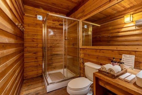 Suro Woodcrest Chalet | Pet-friendly Stay With Loft, Restaurant & Outdoor Seating – 1 bedroom villa in Shimla, Himachal Pradesh