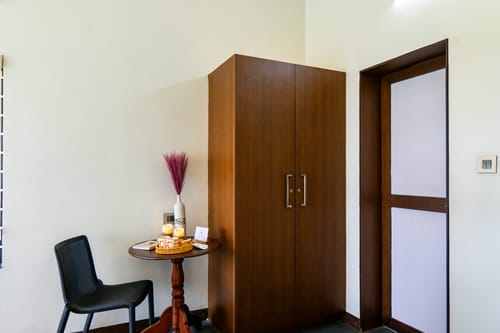 Glass River Retreat | 4-BHK Riverside Getaway with Private Pool, Lakeside Sit-Out & Lounge Area Near Aluva Railway & Metro Station – 4 bedroom villa in Kochi, Kerala