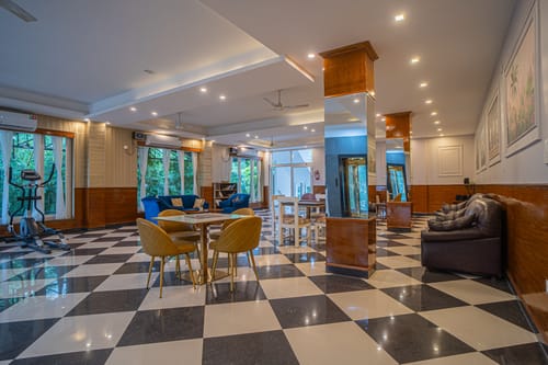 Impreza Luxury Stays Classic Room | Pet-friendly 1-Room Retreat With Common Lounge Area, Garden, Verandah & Restro – 1 bedroom villa in Dehradun, Uttarakhand