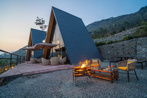 Echo By The Lakes | Lake-View Pet-friendly 2-Bedroom Retreat With Common Garden & Game Zone – 2 bedroom villa in Nainital, Uttarakhand