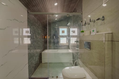 The Ridgeview Retreat Arabella | Pet-friendly Hillside Room with Private Balcony & Bathtub, Common Recreation Zone, Lounge & Restro | Close to Naldehra  – 1 bedroom villa in Shimla, Himachal Pradesh