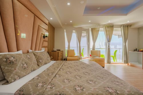 The Ridgeview Retreat Arabella | Pet-friendly Hillside Room with Private Balcony & Bathtub, Common Recreation Zone, Lounge & Restro | Close to Naldehra  – 1 bedroom villa in Shimla, Himachal Pradesh
