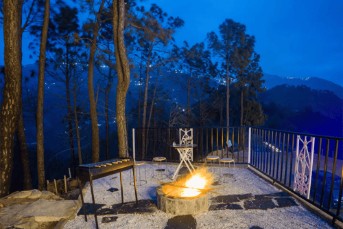 Pine Shadow Fuchsia | Hillside Retreat With Picturesque Balcony & Restaurant – 1 bedroom villa in Shimla, Himachal Pradesh