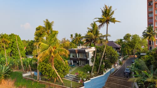 Glass River Retreat | 4-BHK Riverside Getaway with Private Pool, Lakeside Sit-Out & Lounge Area Near Aluva Railway & Metro Station – 4 bedroom villa in Kochi, Kerala