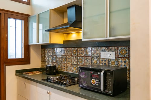 The Jazminn Earthroom | 3-BHK Pet-friendly Apartment with Shared Sit Out Area | Near Bengaluru Palace – 3 bedroom villa in Bengaluru, Karnataka