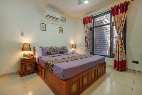 Golden Meadow Villa | Pet-friendly Hillside 3-BHK Retreat With Outdoor Lounge, Balcony & Scenic Views – 3 bedroom villa in Kasauli, Himachal Pradesh