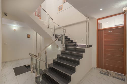The Ridgeview Retreat Amelia | Hillside 2-Room Suite with Private Balcony, Bathtub & Restro | Near Naldehra Golf Course | Pet-friendly – 2 bedroom villa in Shimla, Himachal Pradesh