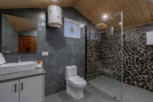 Crescent Peak W/Jacuzzi – 3 bedroom villa in Kasauli, Himachal Pradesh