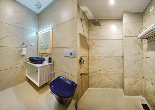 Hillshades Retreat | 6-BHK Villa With Sit-out Area, Private Pool, Restro, Game Zone, Panoramic Hill Views & a Lift – 6 bedroom villa in Kasauli, Himachal Pradesh