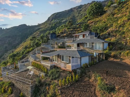 Top Tibba - Wooden Cabin with balcony & garden – 1 bedroom villa in Mussoorie, Uttarakhand