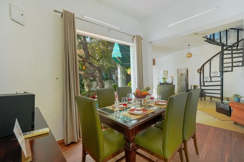 Berlin House | 4-BHK Pet-friendly Villa with Outdoor Seating & Perfect Sunset, Sunrise & Valley Views – 4 bedroom villa in Kasauli, Himachal Pradesh